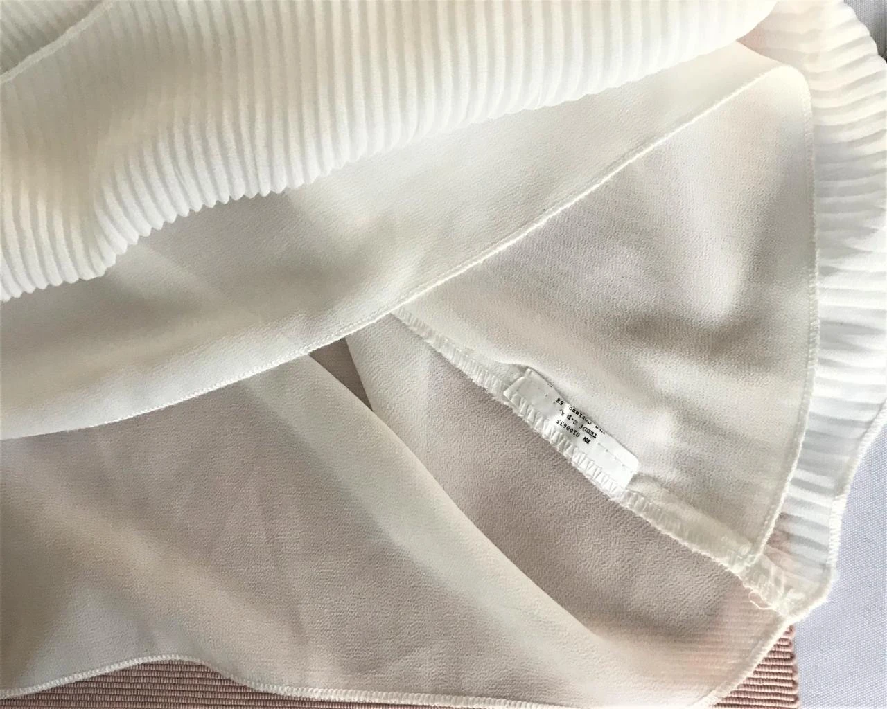 RinaSimento M36 blusa en crema con parte superior de encaje y pliegues . – photo 7